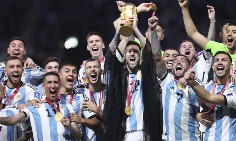 Julián Álvarez celebra junto a sus compañeros la obtención del Mundial 2022 tras la épica final ante Francia. Foto: Archivo