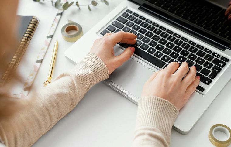 Conseguir clientes de forma constante es una parte importante de trabajar como freelance a través de plataformas como Workana, Upwork, Freelancer o Fiverr. Foto: Freepik