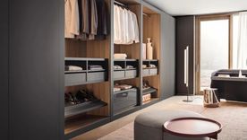 Para logra el orden se recomienda guardar la ropa fuera de temporada en contenedores etiquetados o en estantes más altos. Y también donar o vender artículos que no se usa. Foto: Go Modern Furniture