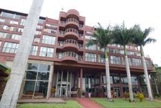 Empresarios hoteleros se ven obligados a reducir servicios y prescindir de personal ante la fuerte competencia de la hotelería brasileña y paraguaya, con precios en dólares más acomodados.