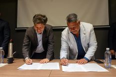 El gobernador de la provincia de Buenos Aires, Axel Kicillof, y el titular de la AFA, Claudio Chiqui Tapia, en la firma del convenio para que el Estadio Único de La Plata sea la nueva sede de la Selección argentina. Foto: Prensa AFA