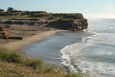 La playa se ubica en un hermoso entorno natural Foto: La Escondida