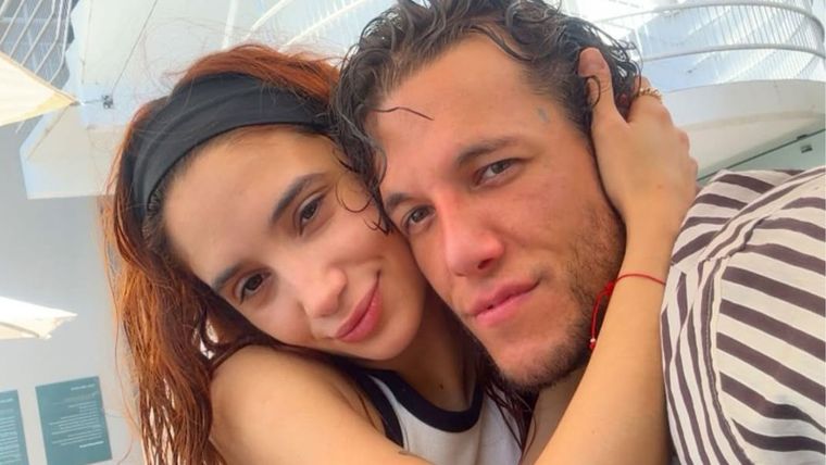 La flamante pareja y un gran presente. Créditos: Instagram / alexcaniggia