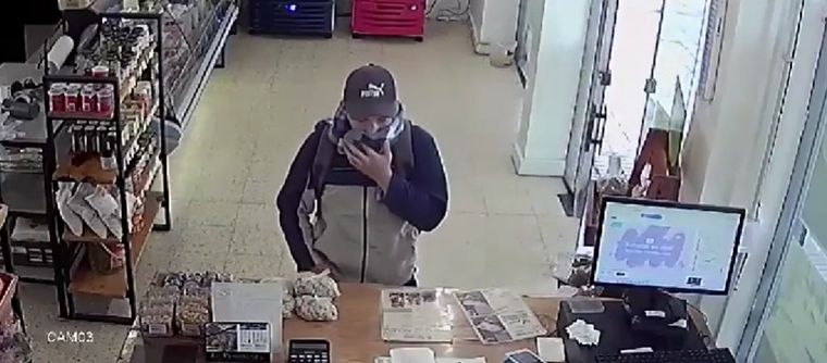 El hecho quedó registrado por las cámaras de seguridad del local. Foto: Captura de pantalla