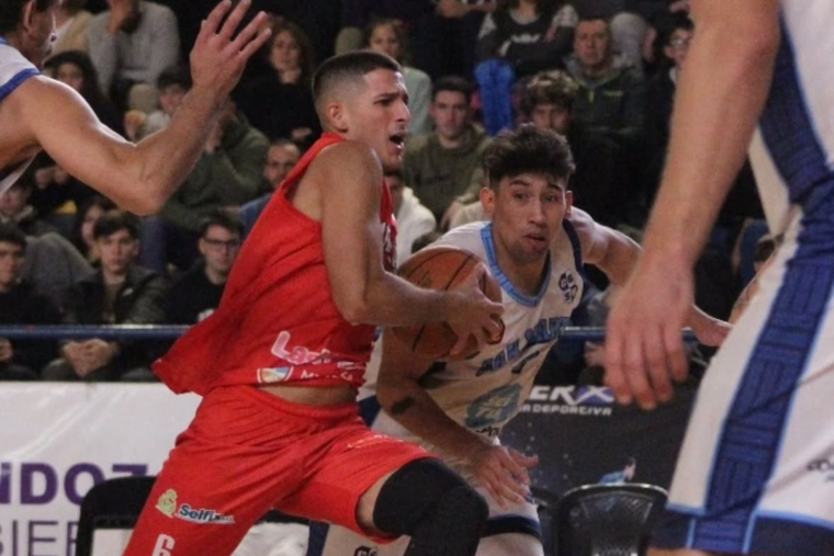 Huracán Las Heras ganó un partido clave y sigue con vida en la Liga Federal de básquet.