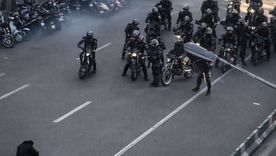 Manifestante solitario enfrenta a las fuerzas del régimen iraní. Manifestante solitario enfrenta a las fuerzas del régimen iraní.