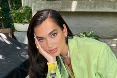 Dua Lipa se destaca por usar tendencias 2022 que seguramente tú también usarás. Foto: VOI