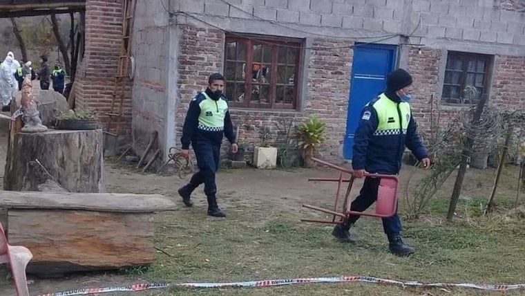 La mujer murió por las quemaduras y luego su hijo apareció ahorcado cerca de la casa