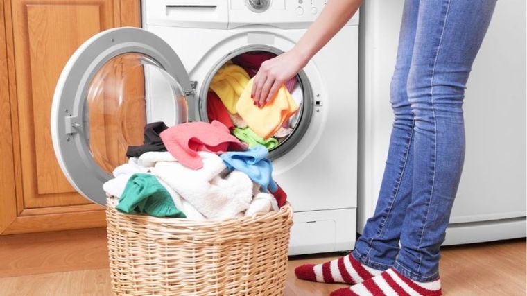 Evita cometer este error al sacar tu ropa del lavarropa Foto: Shutterstock