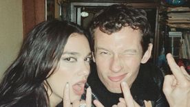 Dua Lipa y Callum Turner. Dua Lipa y Callum Turner.