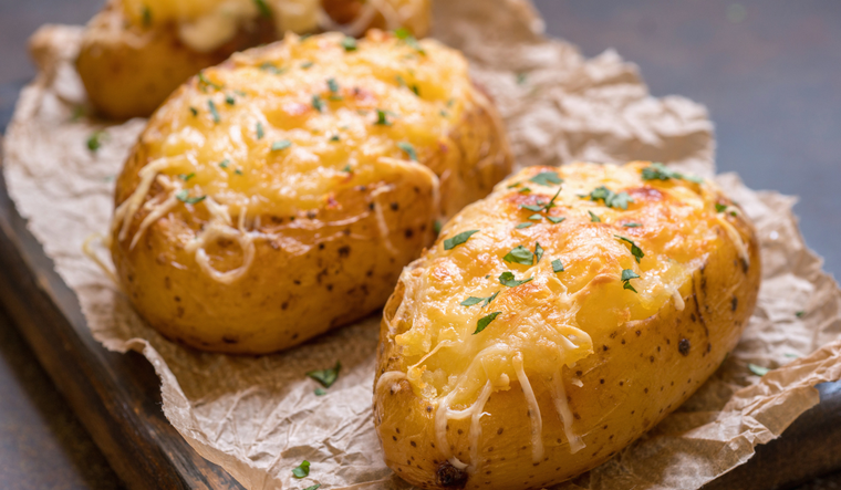 Sorprende a tu paladar con patatas rellenas de tocino y queso Foto: Shutterstock
