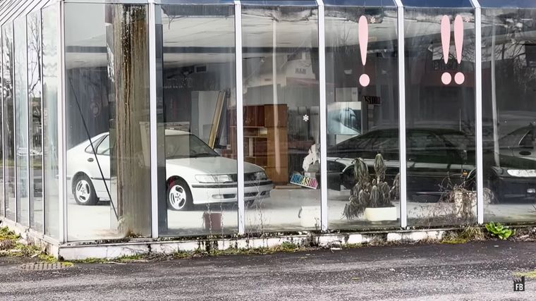Concesionario de autos Saab abandonado