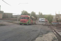 Socavón en Las Heras: Un colectivo quedó atrapado en otro pozo vial. Socavón en Las Heras: Un colectivo quedó atrapado en otro pozo vial.