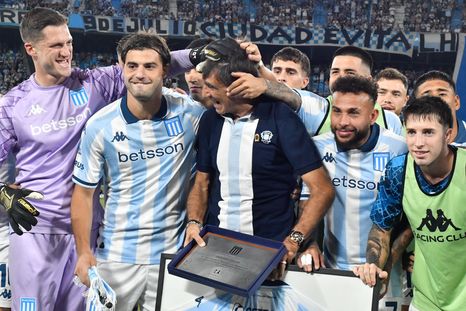 Gustavo Costas fue reconocido por haber alcanzado los 200 partidos como DT de Racing y sus jugadores le demostraron todo el cariño. Gustavo Costas fue reconocido por haber alcanzado los 200 partidos como DT de Racing y sus jugadores le demostraron todo el cariño.