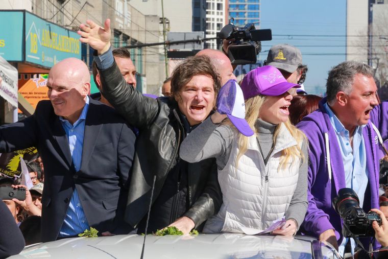 Milei, a los gritos, antes de ser atacado por militantes peronistas de Lomas. El Movimiento Teresa Rodríguez, en el ojo de la tormenta. 