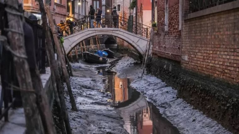 La inusual marea baja ha afectado muchos canales en Venecia. Foto: Getty Images