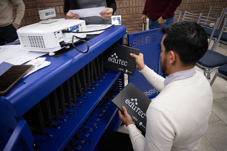 Los carros tecnológicos que Cornejo quiere para todas las escuelas.&nbsp;
