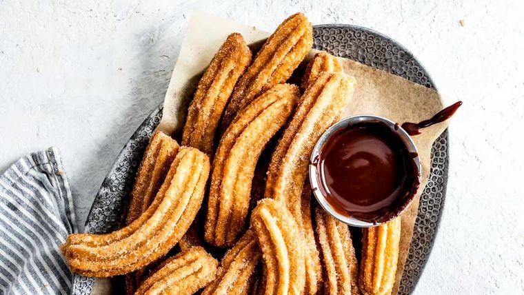 Churros con chocolate Una receta simple y en minutos para hacer en tu casa Foto: Shutterstock