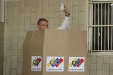 Edmundo González Urrutia emitió su voto en Venezuela Foto: EFE