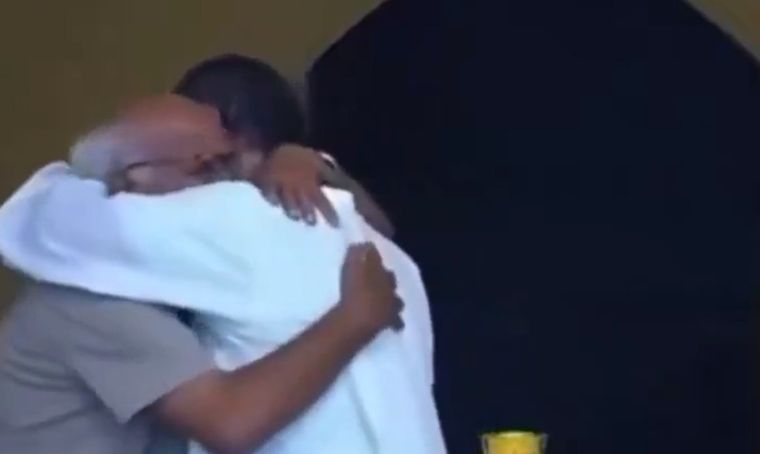 Video conmovedor en Brasil: un sacerdote abrazó a un abuelo que recibió la peor noticia en plena misa.