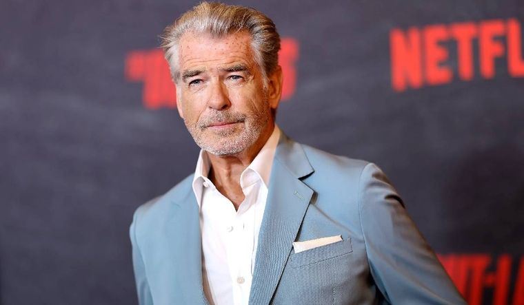 Pierce Brosnan enfrenta problemas legales por violar señalizaciones en una zona de aguas termales.