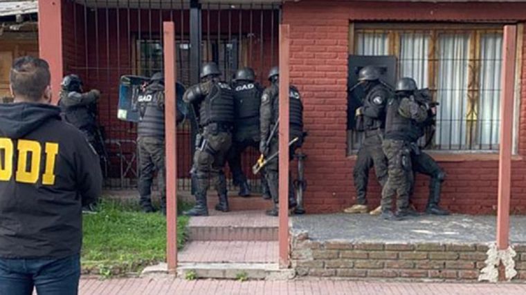 Uno de los allanamientos que permitieron las capturas. Foto: TELAM