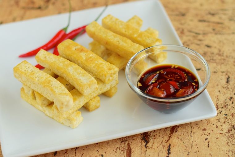 La receta de bastones de tofu rebozados es 100% vegana, ideal para quienes buscan alternativas sin productos animales. La receta de bastones de tofu rebozados es 100% vegana, ideal para quienes buscan alternativas sin productos animales.