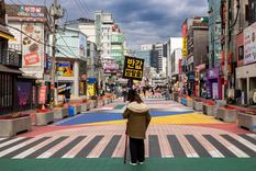 El cartel dice "sala de escape, mitad de precio" en una popular calle peatonal de Seúl: la ciudad se ha puesto como misión luchar contra la creciente soledad de sus habitantes.