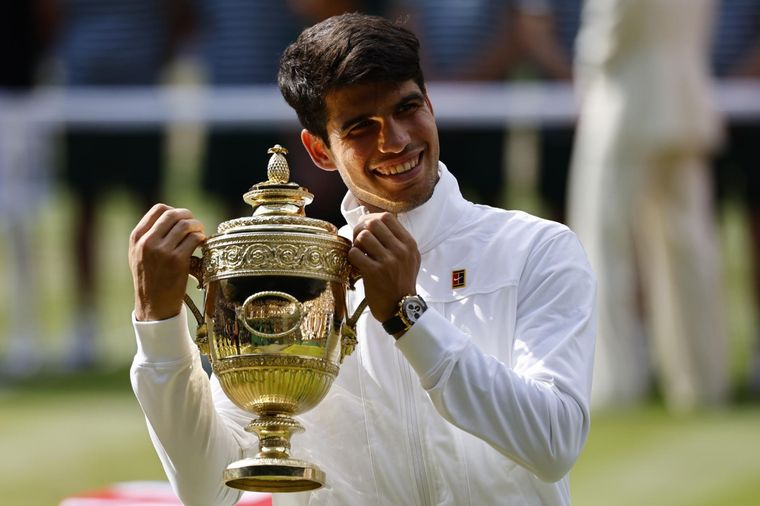 Alcaraz con el trofeo que volvió a ganar. Foto: EFE