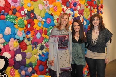 MDZol | Una foto con ella. Sabina Villagra -creadora y productora de la muestra- junto a sus amigas Adriana Lupo y Florencia Fernández. Foto: Pachy Reynoso / MDZ