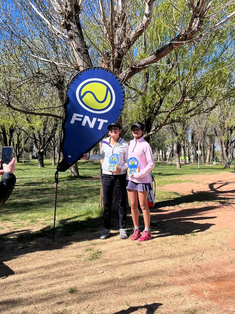 La joven tenista de Mendoza disputó la final de singles y las semifinales de dobles en un Regional que reunió a jugadoras de distintas provincias.  