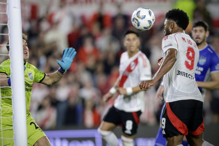 Borja cabecea a gol, pero la jugada siguiente generó polémica. Foto: FotoBaires