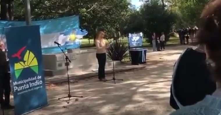 La docente de Verónica, momentos antes de la suspensión del acto en homenaje a los caídos y veteranos en Malvinas. Foto: Captura de video