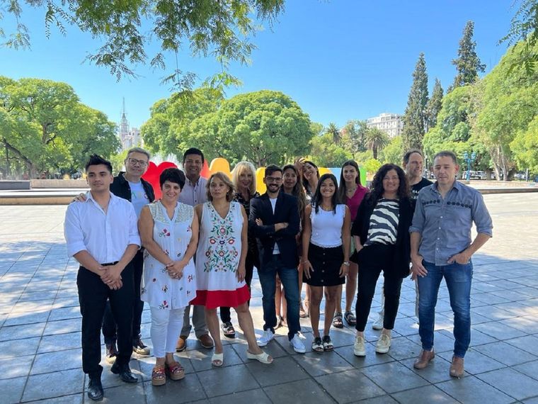Los comunicadores posaron junto a la ministra en la Plaza Independencia. Foto: Mendoza Gobierno