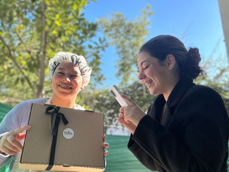 Ariadna se encarga de la producción de tortitas, mientras que Noelia crea el contenido para las redes sociales, con el fin de construir una comunidad mendocina en Buenos Aires. Ariadna se encarga de la producción de tortitas, mientras que Noelia crea el contenido para las redes sociales, con el fin de construir una comunidad mendocina en Buenos Aires.