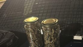 El boxeador profesional fue detenido tras huir de la policía con dos frascos con marihuana. El boxeador profesional fue detenido tras huir de la policía con dos frascos con marihuana.