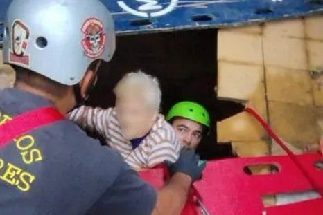 Una jubilada de 86 años fue rescatada por personal de Bomberos, luego de caer en un pozo de aproximadamente cuatro metros dentro de su vivienda, Una jubilada de 86 años fue rescatada por personal de Bomberos, luego de caer en un pozo de aproximadamente cuatro metros dentro de su vivienda,