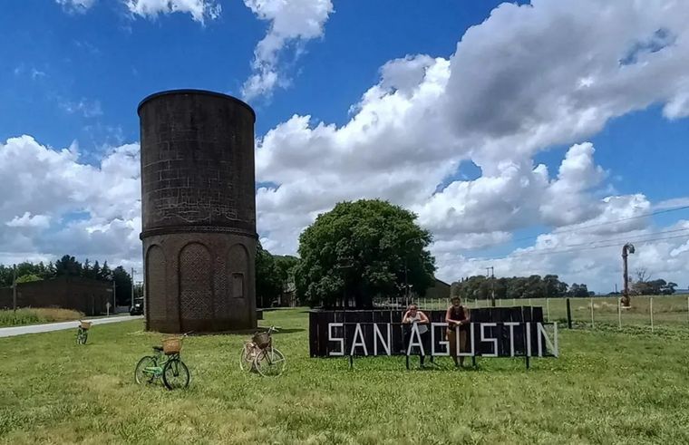 San Agustín conserva el perfil de pueblo rural bonaerense, pero con una obra de Salamone que cambia la escena.