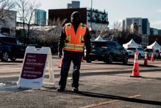 Autoridades de algunos estados de EE.UU. han incrementado los requisitos para recibir la vacuna de covid-19 para garantizar el acceso a residentes locales. Foto: Getty Images