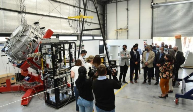 El telescopio QUBIC analizará las huellas de las ondas gravitacionales, ocurridas hace 13.800 millones de años con la creación del universo. Foto: Presidencia CNEA