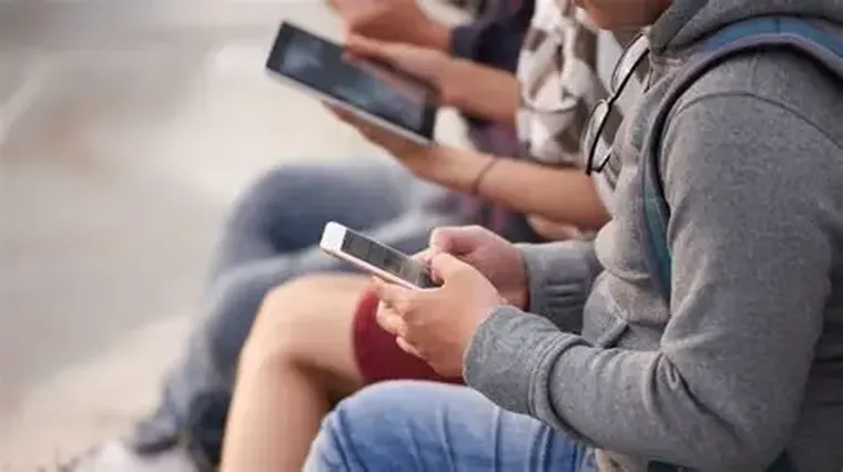 Los adultos resuelven problemas que los adolescentes deberían atravesar para aprender a enfrentarlos.