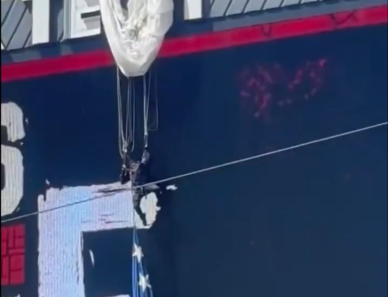 Un paracaidista chocó contra un marcador electrónico en la previa de un partido de fútbol americano, en Estados Unidos.