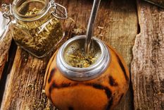 La yerba fluía mansamente, cayendo desde el paquete de medio kilo al interior del mate, sin intuir ni mínimamente la tormenta que se avecinaba.  Foto: MDZ