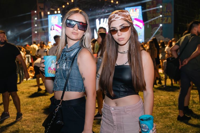 Ellas disfrutan en la fiesta de la cerveza de Mendoza, que se hace en diciembre. ¿Por qué el mundo la celebra en agosto? Foto: Santiago Tagua/MDZ