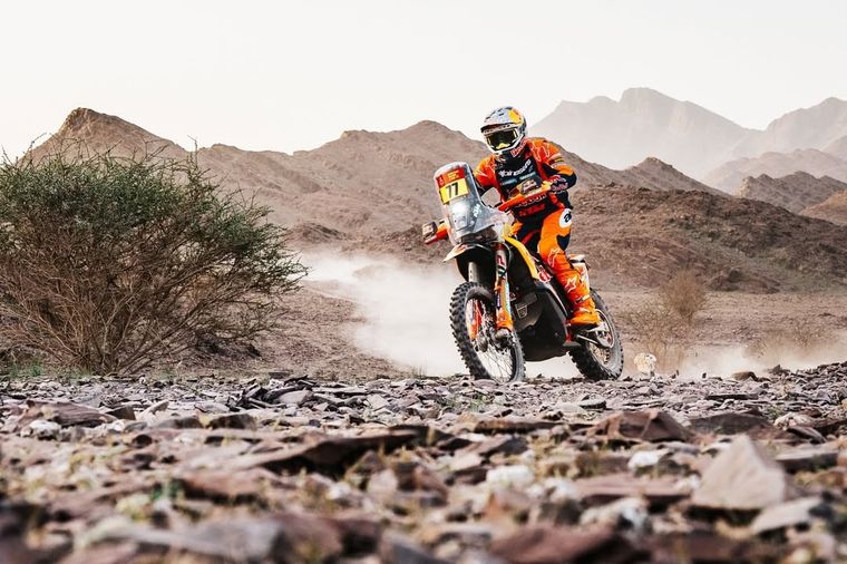 Luciano Benavides volvió a mostrarse competitivo en el Rally Dakar 2026. Luciano Benavides volvió a mostrarse competitivo en el Rally Dakar 2026.