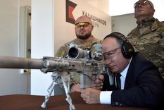 Vladimir Putin rifle Putin disparando con un rifle de francotirador. Foto: Reuters. Vladimir Putin rifle Putin disparando con un rifle de francotirador. Foto: Reuters.