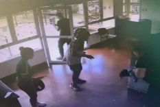 El momento en el que el bebé ingresa en la comisaría de Oberá.