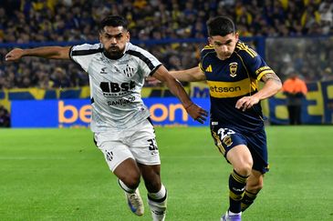 Lautaro Blanco, uno de los argumentos ofensivos más importantes de Boca, intenta desbordar a la marca de Santiago Moyano, lateral derecho del Ferroviario.&nbsp;