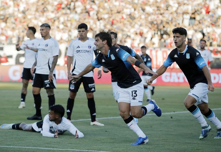 Santiago Sosa ya metió su cabezazo goleador y sale a gritarlo con sus compañeros. Fue el tanto que abrió el camino de la goleada racinguista. Foto: FotoBaires