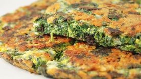 Prepará una tortilla con espinaca salteada y queso.